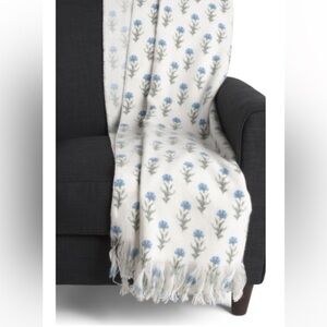 NWT Laura Ashley fringed throw - 50 x 70